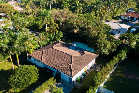 House in El Portal, Florida 3 bedrooms, 141.12 sq.m. № 1704528 - photo 5