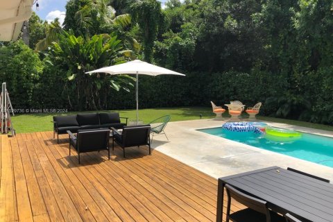 House in El Portal, Florida 3 bedrooms, 141.12 sq.m. № 1704528 - photo 11