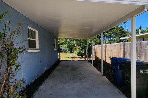 House in Largo, Florida 3 bedrooms, 115.2 sq.m. № 2095714 - photo 2