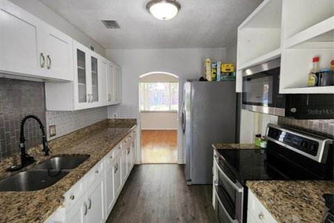 House in Largo, Florida 3 bedrooms, 115.2 sq.m. № 2095714 - photo 6
