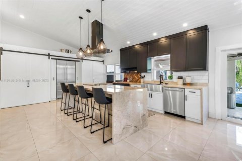 Villa ou maison à vendre à Miami, Floride: 4 chambres, 195.93 m2 № 1974123 - photo 16