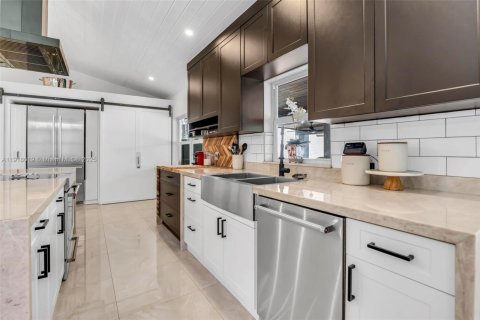 Villa ou maison à vendre à Miami, Floride: 4 chambres, 195.93 m2 № 1974123 - photo 19