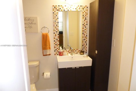 Condo in Aventura, Florida, 2 bedrooms  № 2040920 - photo 18