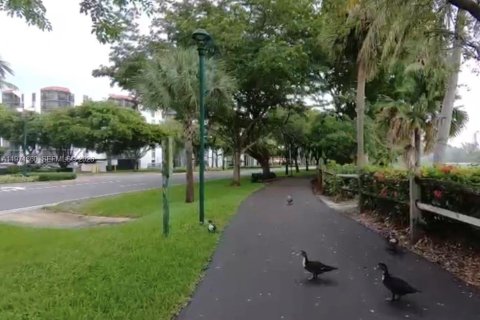 Condo in Aventura, Florida, 2 bedrooms  № 2040920 - photo 26