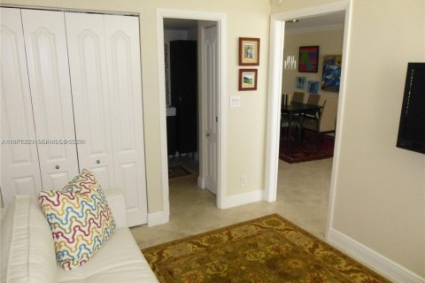 Condo in Aventura, Florida, 2 bedrooms  № 2040920 - photo 17