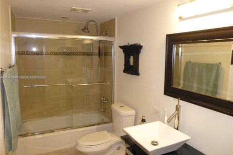 Condo in Aventura, Florida, 2 bedrooms  № 2040920 - photo 14