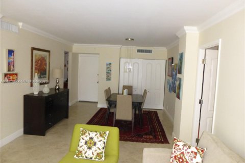 Condo in Aventura, Florida, 2 bedrooms  № 2040920 - photo 6