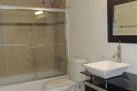 Condo in Aventura, Florida, 2 bedrooms  № 2040920 - photo 15
