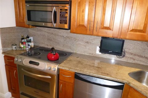 Condo in Aventura, Florida, 2 bedrooms  № 2040920 - photo 8