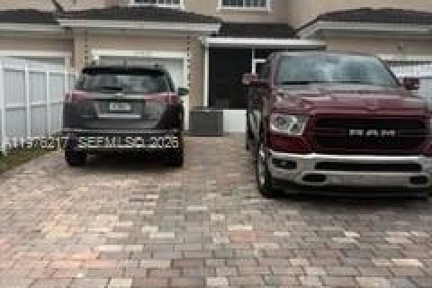 Townhouse in Homestead, Florida 3 bedrooms, 146.79 sq.m. № 2040464