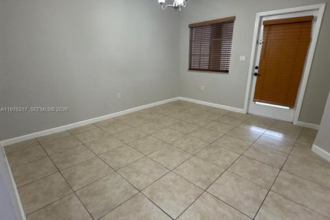 Townhouse in Homestead, Florida 3 bedrooms, 146.79 sq.m. № 2040464 - photo 11