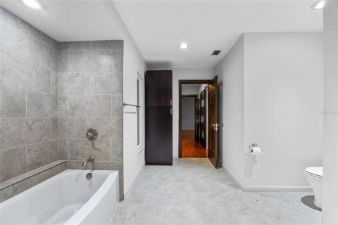 Villa ou maison à vendre à Tampa, Floride: 4 chambres, 401.34 m2 № 1907607 - photo 29