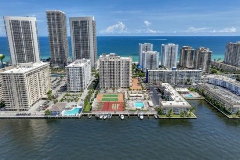 Condominio en Hallandale Beach, Florida, 1 dormitorio  № 2188814