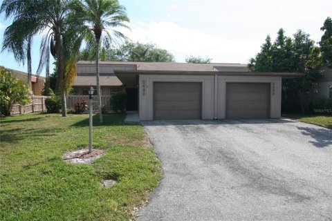 Casa en alquiler en Sarasota, Florida, 2 dormitorios, 108.6 m2 № 1885895 - foto 1