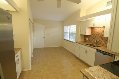 Casa en alquiler en Sarasota, Florida, 2 dormitorios, 108.6 m2 № 1885895 - foto 3
