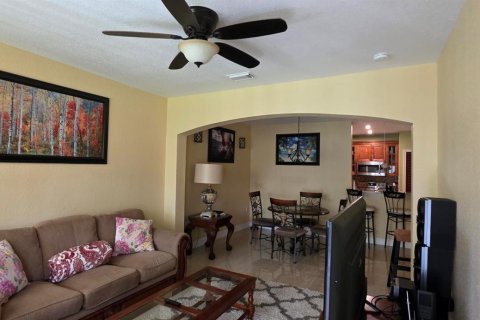 Condo in Port St. Lucie, Florida, 2 bedrooms  № 2241777 - photo 11