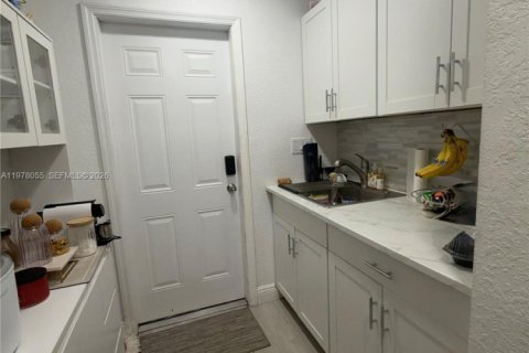 Commercial property in Hialeah, Florida 1 bedroom, 177.91 sq.m. № 2041927 - photo 3
