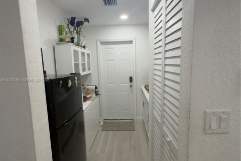 Commercial property in Hialeah, Florida 1 bedroom, 177.91 sq.m. № 2041927 - photo 2
