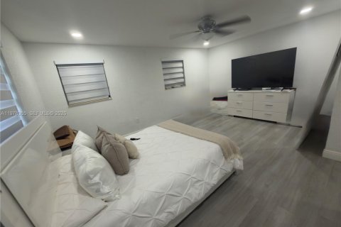 Commercial property in Hialeah, Florida 1 bedroom, 177.91 sq.m. № 2041927 - photo 5