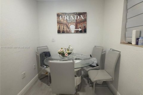 Commercial property in Hialeah, Florida 1 bedroom, 177.91 sq.m. № 2041927 - photo 4