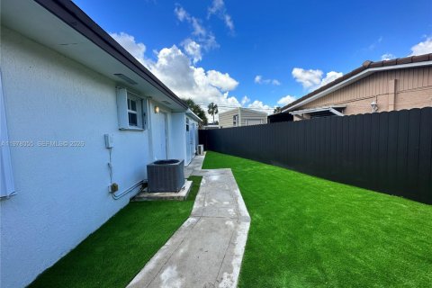 Commercial property in Hialeah, Florida 1 bedroom, 177.91 sq.m. № 2041927