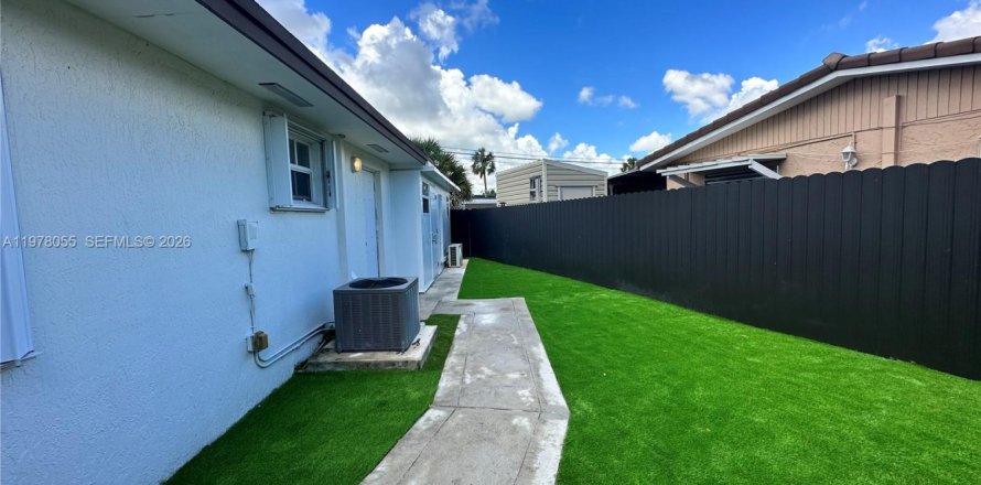 Commercial property in Hialeah, Florida 1 bedroom, 177.91 sq.m. № 2041927