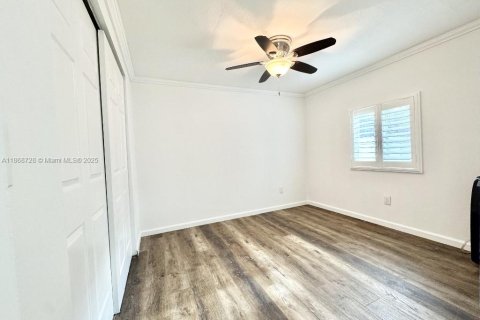 House in Hialeah, Florida 5 bedrooms, 118.45 sq.m. № 1898202 - photo 18