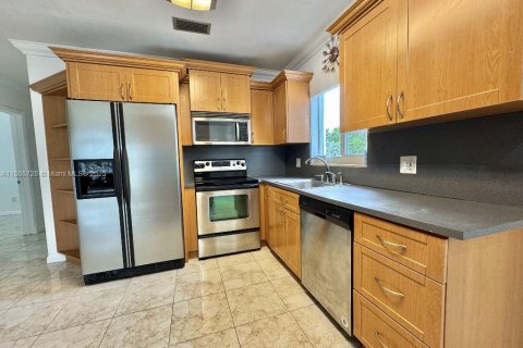 House in Hialeah, Florida 5 bedrooms, 118.45 sq.m. № 1898202 - photo 9