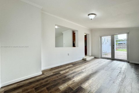 House in Hialeah, Florida 5 bedrooms, 118.45 sq.m. № 1898202 - photo 8