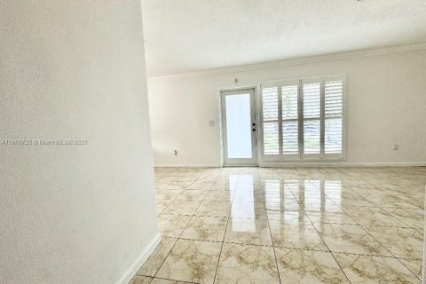 House in Hialeah, Florida 5 bedrooms, 118.45 sq.m. № 1898202 - photo 6