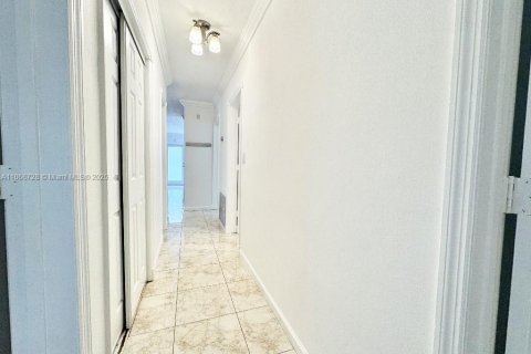 House in Hialeah, Florida 5 bedrooms, 118.45 sq.m. № 1898202 - photo 14