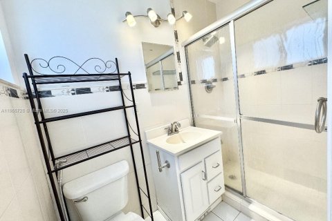 House in Hialeah, Florida 5 bedrooms, 118.45 sq.m. № 1898202 - photo 20