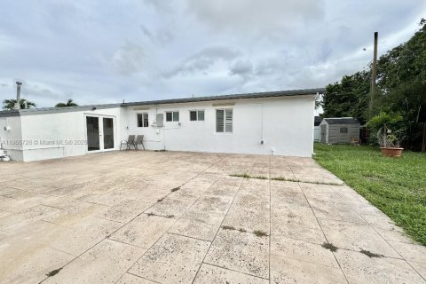 House in Hialeah, Florida 5 bedrooms, 118.45 sq.m. № 1898202 - photo 23