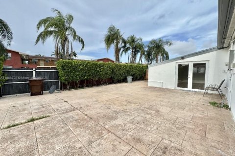 House in Hialeah, Florida 5 bedrooms, 118.45 sq.m. № 1898202 - photo 22