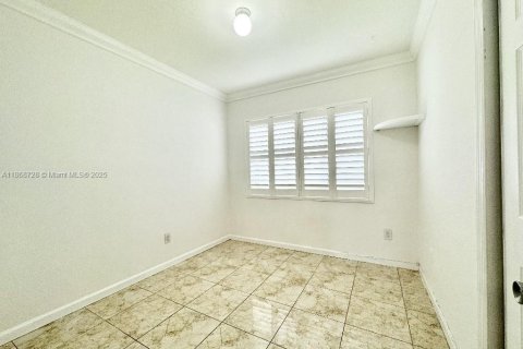House in Hialeah, Florida 5 bedrooms, 118.45 sq.m. № 1898202 - photo 15