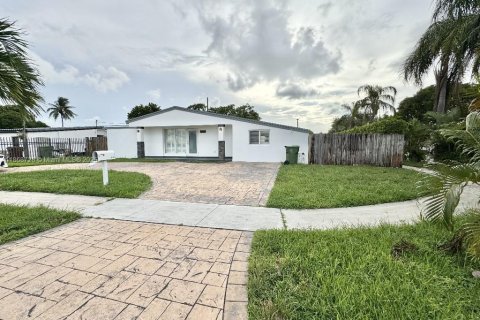 House in Hialeah, Florida 5 bedrooms, 118.45 sq.m. № 1898202 - photo 3