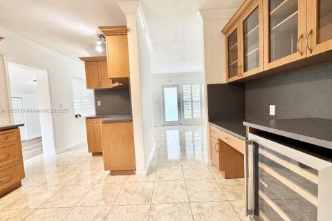 House in Hialeah, Florida 5 bedrooms, 118.45 sq.m. № 1898202 - photo 12