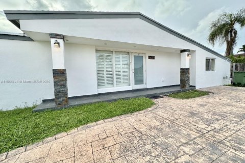 House in Hialeah, Florida 5 bedrooms, 118.45 sq.m. № 1898202 - photo 1