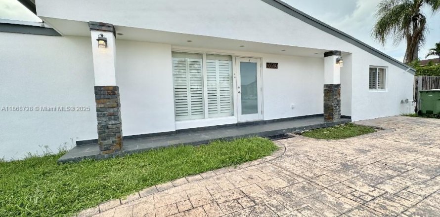 House in Hialeah, Florida 5 bedrooms, 118.45 sq.m. № 1898202