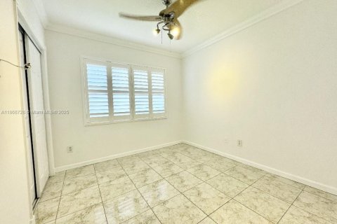 House in Hialeah, Florida 5 bedrooms, 118.45 sq.m. № 1898202 - photo 16