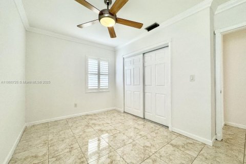 House in Hialeah, Florida 5 bedrooms, 118.45 sq.m. № 1898202 - photo 17
