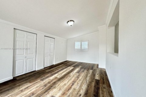 House in Hialeah, Florida 5 bedrooms, 118.45 sq.m. № 1898202 - photo 7