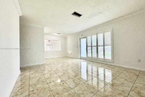 House in Hialeah, Florida 5 bedrooms, 118.45 sq.m. № 1898202 - photo 5