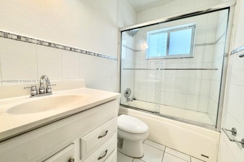 House in Hialeah, Florida 5 bedrooms, 118.45 sq.m. № 1898202 - photo 21
