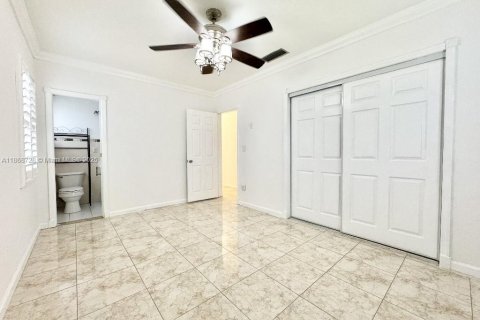 House in Hialeah, Florida 5 bedrooms, 118.45 sq.m. № 1898202 - photo 19