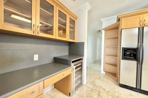House in Hialeah, Florida 5 bedrooms, 118.45 sq.m. № 1898202 - photo 13