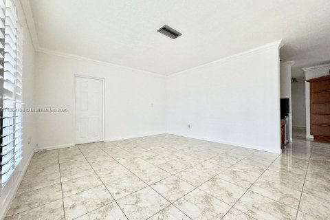 House in Hialeah, Florida 5 bedrooms, 118.45 sq.m. № 1898202 - photo 4