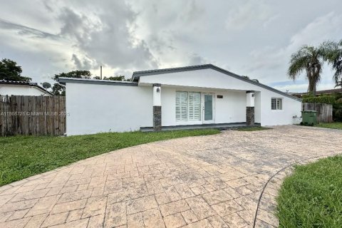 House in Hialeah, Florida 5 bedrooms, 118.45 sq.m. № 1898202 - photo 2