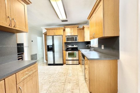 House in Hialeah, Florida 5 bedrooms, 118.45 sq.m. № 1898202 - photo 11