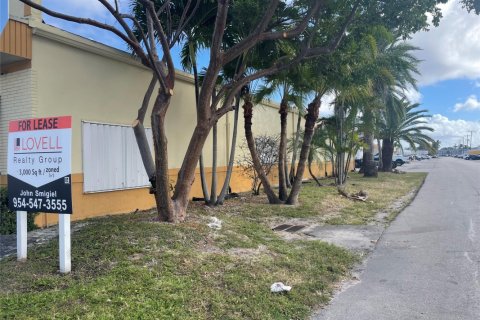 Propiedad comercial en alquiler en Oakland Park, Florida № 810389 - foto 1